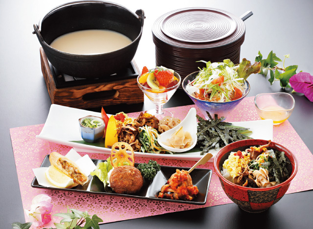 鹿児島の季節の彩り野菜と濃厚ごま豆乳の薬膳スープ膳