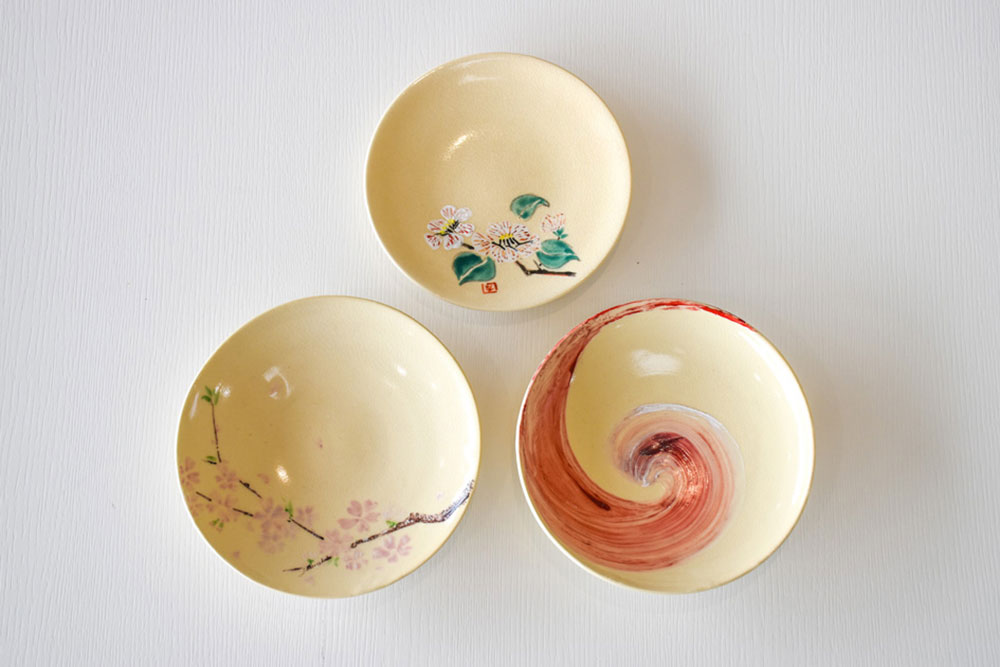 Painting Satsuma Ware Pottery (30 minutes, 1,500yen~)