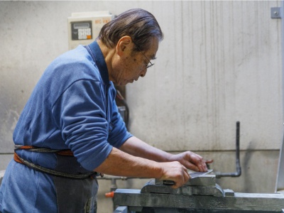 職人が熟練の技で砥ぎあげることで、包丁の切れ味はより一層鋭くなるのだとか。職人の技を目の前で見ることができる。