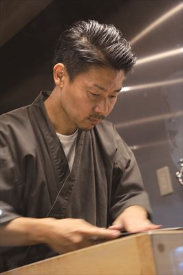 You can see the chef sharpening the knife at the store. The regular sharpening style is beautiful, and the grinding sound of the whetstone is also comfortable to hear.