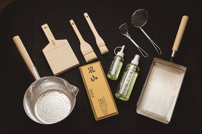 There is a wide range of cooking utensils other than kitchen knives such as artisan's handmade pots, grater, egg cooker and tofu scoop. You'll want to cook.