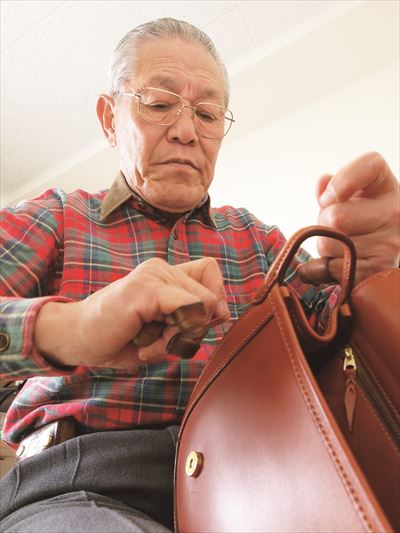 手間を惜しまず革と向き合い、鞄づくり一筋に歩んできた創業者の板垣英三氏。全商品を職人が手作業で仕上げ、長く使ってもらいたいと修理部門も設けている。