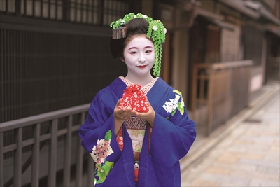 Maiko use it because it is popular to have fine bare skin.
