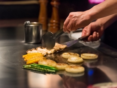 The performance, which is full of live feeling, is made by skilled craftsmen. There is an iron plate in front of you, so you can enjoy hot food until the end.