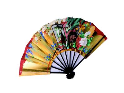 A kazari-ogi in elegant and glittering colors with auspicious patterns and scenes of the four seasons. In addition, there are many seasonal decorative fans.
