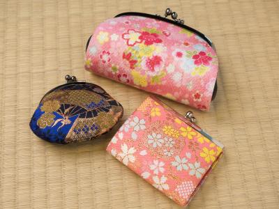 They also have a wide variety of Japanese accessories other than folding fans, such as the Yuzen Gamaguchi (2400 yen) and the Nishijin-ori Gamaguchi (1500 yen). It can be used not only as a wallet, but also as a pouch for keys and medicine.