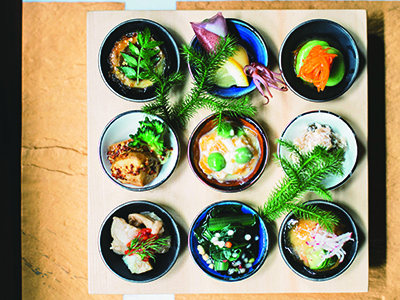 京都の「碁盤の目」をモチーフに盛りつけた前菜プレート。旬の素材を使った9種類の前菜がひと口ずつ楽しめるプレートは、コースの中でも人気の一皿。