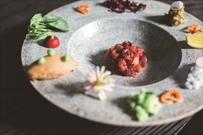 They offer dishes that make the most of the seasonal ingredients, so you can encounter new discoveries and deliciousness every time you visit. The presentation and plates are full of seasonal touches.