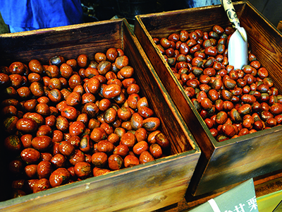 Roasted chestnuts are placed in stores and sold by weight. It is baked using river sand that has excellent heat permeability and heat retention, so it is finished fluffy.