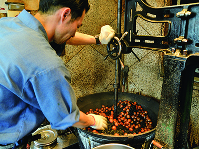 90年以上使われている年代ものの釜を使って、職人が甘栗を焙煎。甘く香ばしい香りが店内に漂い、その香りに誘われて訪れる人も多い。