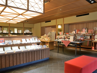 The west side of the Japanese accessory supplier Karasuma Main Store houses the han-eri collar shop called Arakawa Masujiro Shop. With 1000 pieces of haneri at all times, it offers the most suitable haneri for all Japanese outfits.