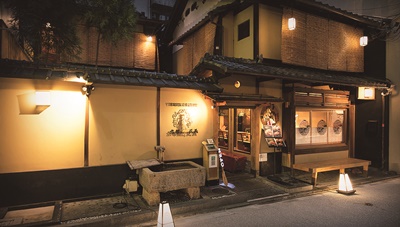 The store is located on Ryoma-dori, a street where Ryoma Sakamoto, a great man in the late Edo period, used to base his activities. Enjoy the extraordinary feeling of being transported back in time.