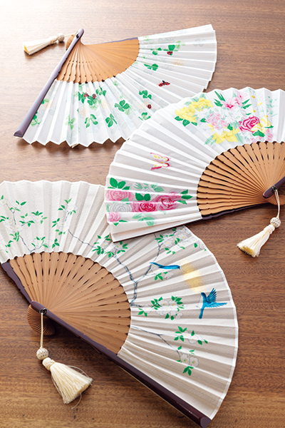 京友禅と京扇子がコラボした「彩染」各1万3200円。青い鳥や蝶、クローバーといった縁起の良い柄が描かれている。プレゼントに最適。 