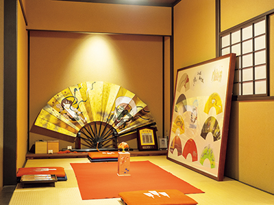You can experience throwing a fan for 2,500 yen which is unique to a fan shop. Aiming for the purpose called 'butterfly,' a special fan is thrown, and the score is determined by the position and shape of the fan and the butterfly.