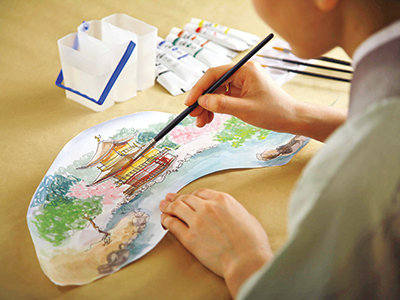 Experience painting Kyoto folding fans with your favorite pictures and letters on special Japanese paper for folding fans. The artisan's carefully finished one-of-a-kind folding fan arrives about a month later. From 2,500 yen.