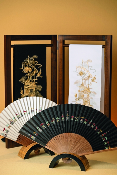京都の三大祭のひとつ、祇園祭の山鉾をモチーフにした扇子や着物の半衿も好評。半衿は旅の記念の一品としてもおすすめ。