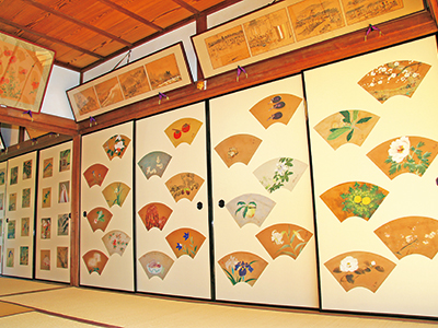The fan painting on  the fusuma was done by menbers of Seiho TAKEUCHI's private art school 'Chikujo-kai'.