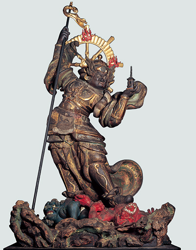 躍動感あふれる姿が印象的な重要文化財の毘沙門天立像。比叡山無動寺伝来という伝承をもつ。