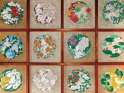 毘沙門堂天井には、鮮やかな四季草花48面の絵画が描かれている。お気に入りを見つけて。