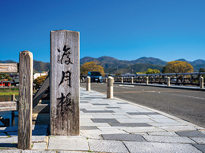 The bridge was named after the Retired Emperor Kameyama who composed a poem, 'It looks like the moon will cross the bridge on a clear day.'
