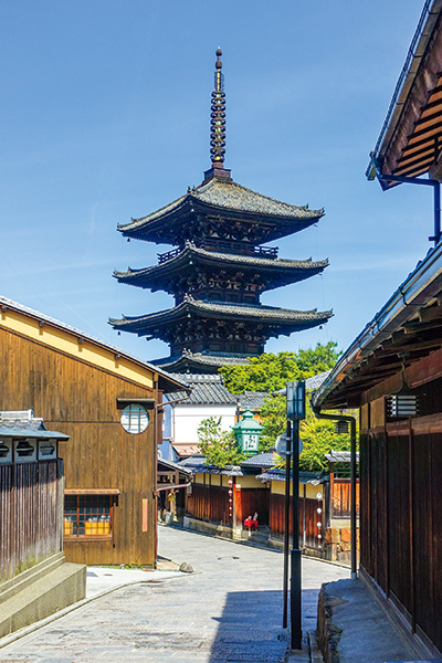 After going down Sannei-zaka Slope and passing the bifurcation of Ninnei-zaka Slope, you will see a superb view of Yasaka Tower. Inside the pagoda, you can see the first and second layers of the inner sanctum, where the principal image of Buddha, Gochi Nyorai, is enshrined.
