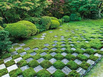 This hojo garden features four gardens centered around the Ohojo, including the Big Dipper and the checkered pattern.