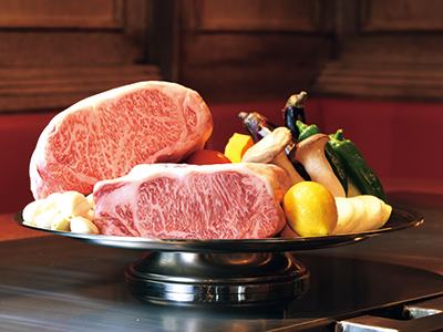 The marbled sirloin of Japanese black beef (available from 100 g) is proud of its rich sweetness and elegant aroma. They represent the world's top class beef.