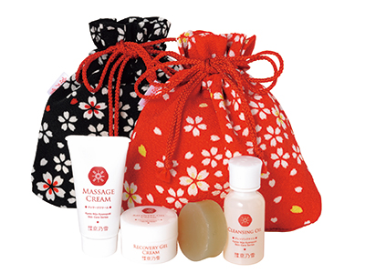 Sakura Kinchaku Travel Set where you can try basic cosmetics for a week. It comes in a drawstring pouch so you can take it with you on a trip. There is also a set of designs limited to the store.