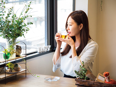 After the treatment, you can enjoy herbal tea in a cafe-like space.