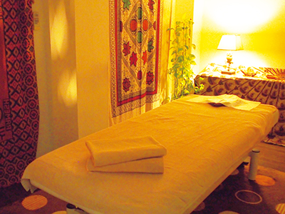It is fully equipped with 4 private rooms. You can feel warm from the dim light.