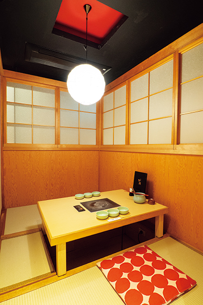 There are 9 private rooms, large and small, where you can enjoy food in a private space. The sunken kotatsu style allows you to stretch your legs and relax.