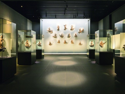 ミュージアム鳳翔館では木造雲中供養菩薩像など貴重な文化財を収蔵・公開。