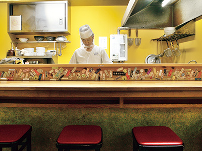 The restaurant is small with 4 seats. The conversation with the friendly owner is also fun.
The store has a hideaway atmosphere. There are often lines, so it's better to visit early.