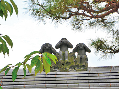 Statues of "see no evil, hear no evil, speak no evil" that are said to be messengers of Koshin.