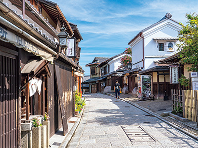 名の由来は「お産が寧か（やすらか）でありますように」と祈願するために登る坂であることからといわれる。