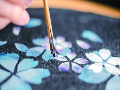 色彩豊かで繊細な絵柄は、すべて職人によって手作業で描かれる。伝統工芸 京友禅染めの技を今に伝える。