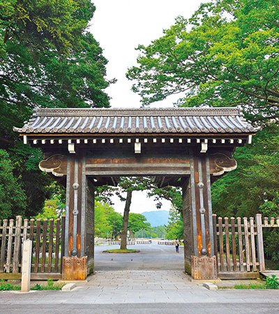 The Hamaguri-gomon Gate was named after a clam that opened when a fire broke out.