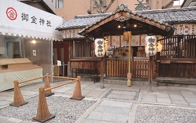 A golden “Suzuo” (rope attached to the bell)