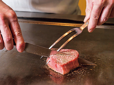 かに料理以外にも、特選近江牛ヒレステーキ6,600円（1人前）などの肉料理
も堪能できる。