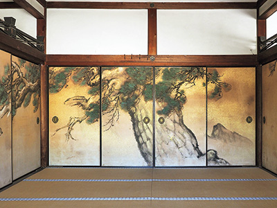 昭和12年に画家・福永晴帆が描いた、白書院の襖絵『松図』。　