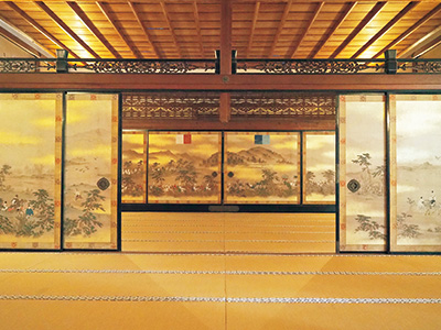 The outside is in the Shinden-zukuri style, and the inside is in the Shoin-zukuri style. The elegant design is impressive.