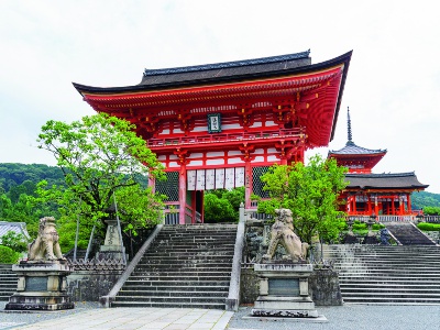「赤門」とも呼ばれる仁王門には、京都最大と言われる狛犬が鎮座する。