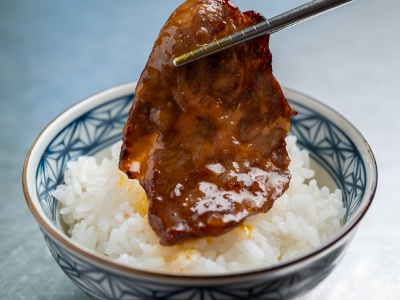 濃厚な卵ダレにくぐらせた和牛を熱々のご飯へ。思わず箸が進む至福の味わいだ。