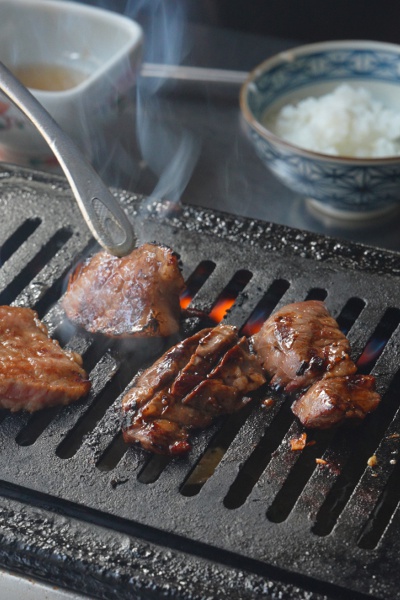 しゃぶロースや特選ロース、壺カルビなど多彩な肉を用意。川沿いの開放的な空間で堪能して。