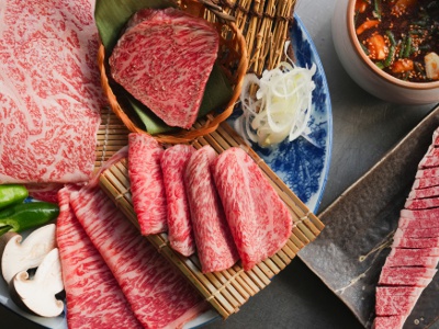 There are a variety of side dishes, including 1 piece of niku-zushi for 438 yen.