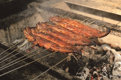 約300gの一本うなぎを見事に焼き上げる職人技に注目。イートインもテイクアウトも焼きたてを提供。