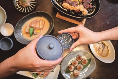 Sake is a perfect accompaniment to sake lees dishes. Indulge in the rich line-up of this brewery antenna shop.