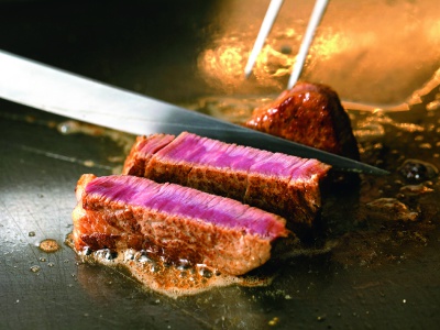 A5 cows, such as Yamato and Yamagata beef, are cooked vigorously. You can enjoy the taste of carefully selected Wagyu beef, as well as the sound and aroma of grilling the meat on the iron plate.