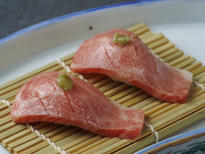 肉寿司1貫438円など、サイドメニューも豊富。