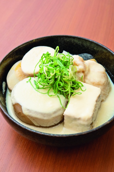Soymilk white miso oden 5 items for 1,200 yen. The soup stock is made from Ago (flying fish) and Hokkaido's Rishiri kelp over a period of four hours, with white miso and soy milk for a gentle flavor.